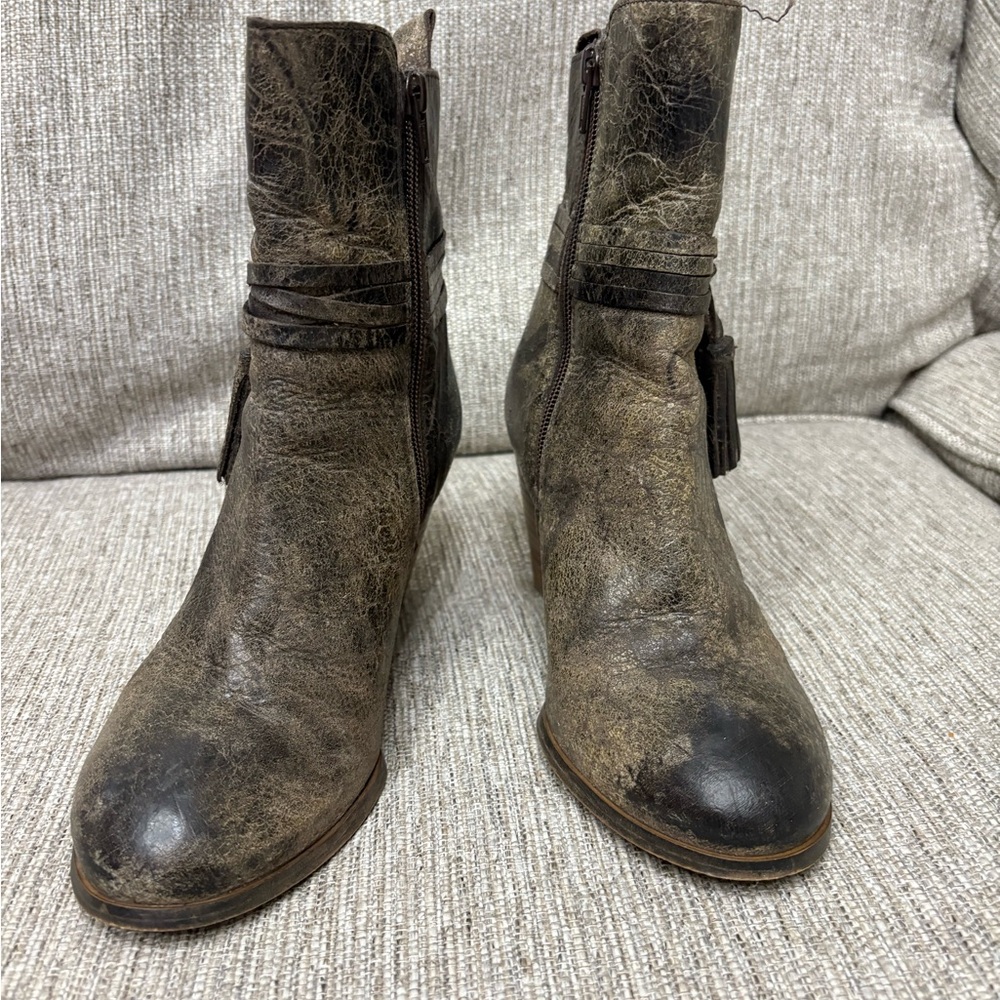 DibaTrue Distressed Brown Ankle Boots